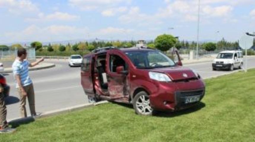 Kamyonetle Otomobil &Ccedil;arpıştı: 1 Yaralı