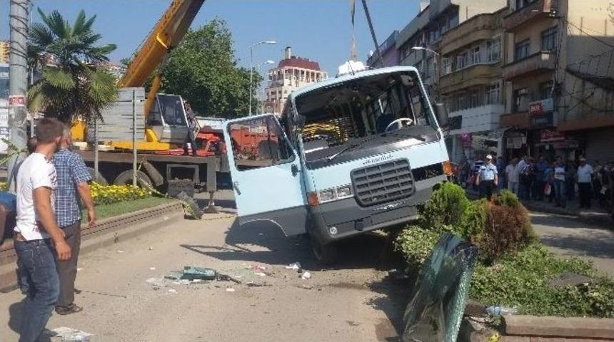 Zonguldak'ta Yolcu Minib&uuml;s&uuml; Yan Yattı