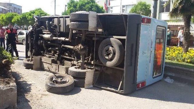 Zonguldak'ta Yolcu Minibüsü Yan Yattı