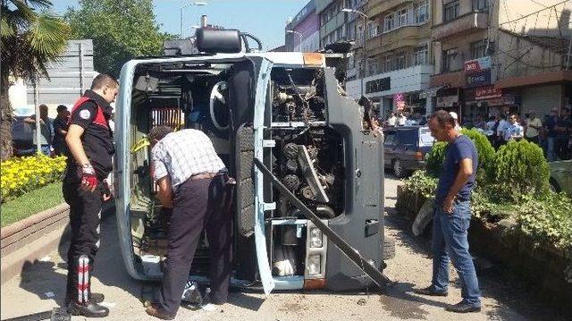 Zonguldak'ta Yolcu Minibüsü Yan Yattı