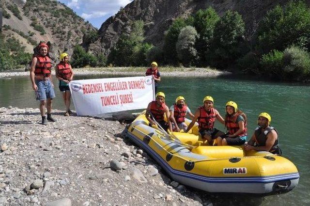 Munzur Çayı'nda Engelliler Rafting Yaptı