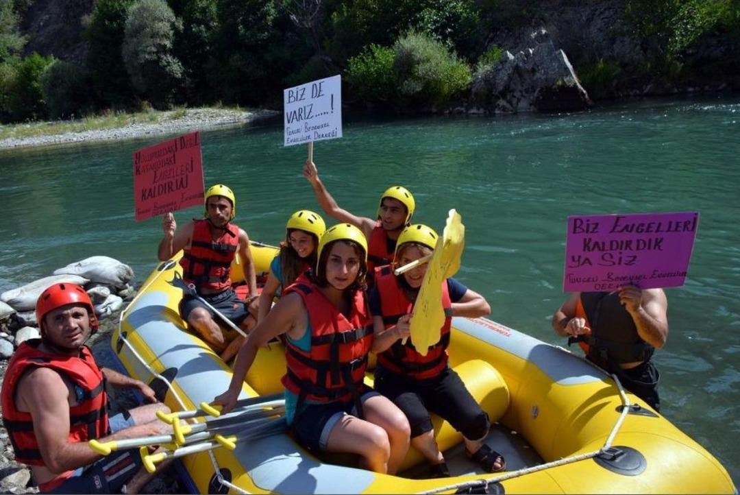 Tunceli'de Engellilerin Munzur'da Rafting Keyfi