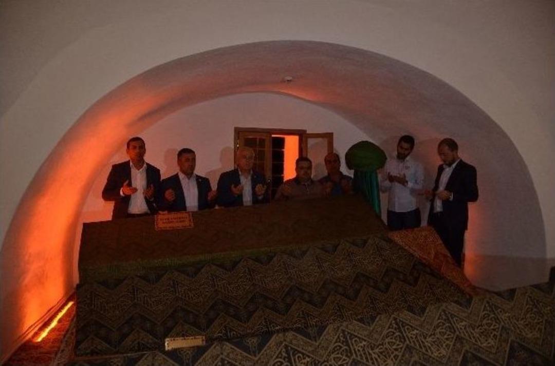 Erdoğan İ&ccedil;in Şeyh Edebali T&uuml;rbesi'nde Ş&uuml;k&uuml;r Duası