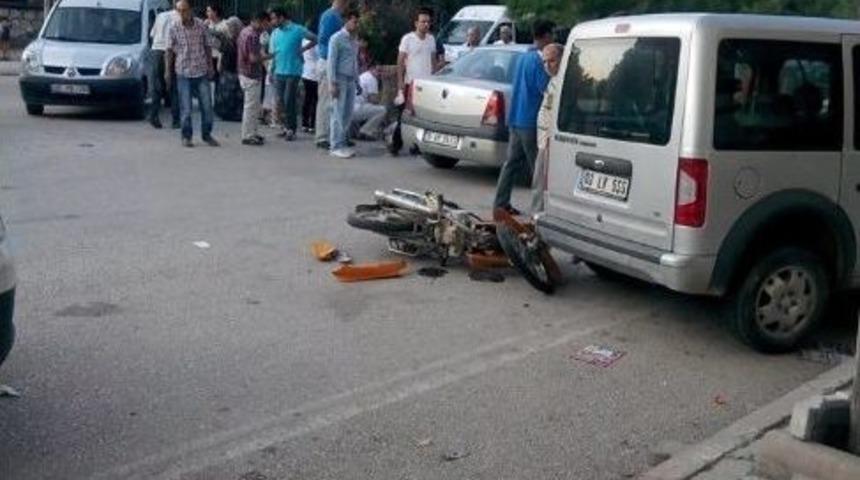Sandıklı&rsquo;da Otomobil İle Motosiklet &Ccedil;arpıştı: 1 Yaralı