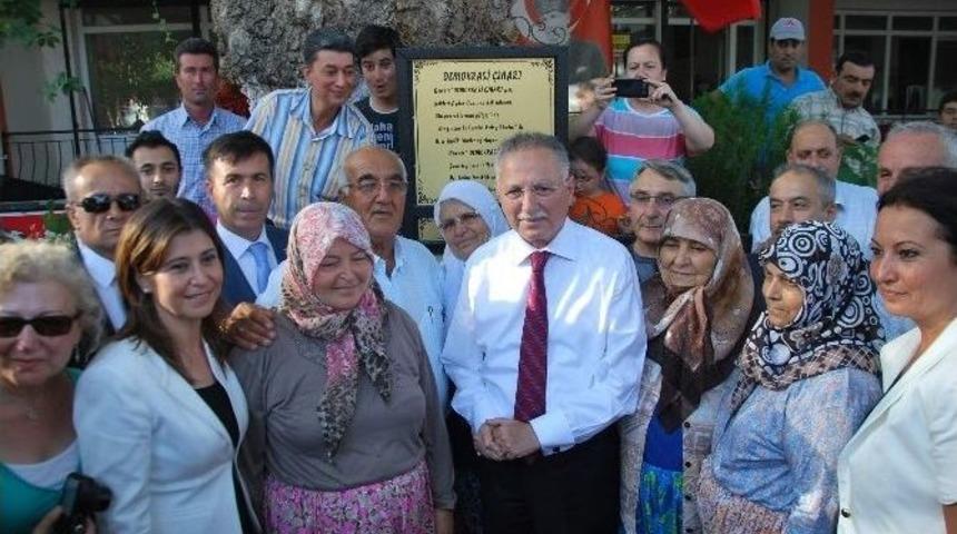 Menderes'in K&ouml;yl&uuml;leri Muhalefete Desteğini S&uuml;rd&uuml;rd&uuml;