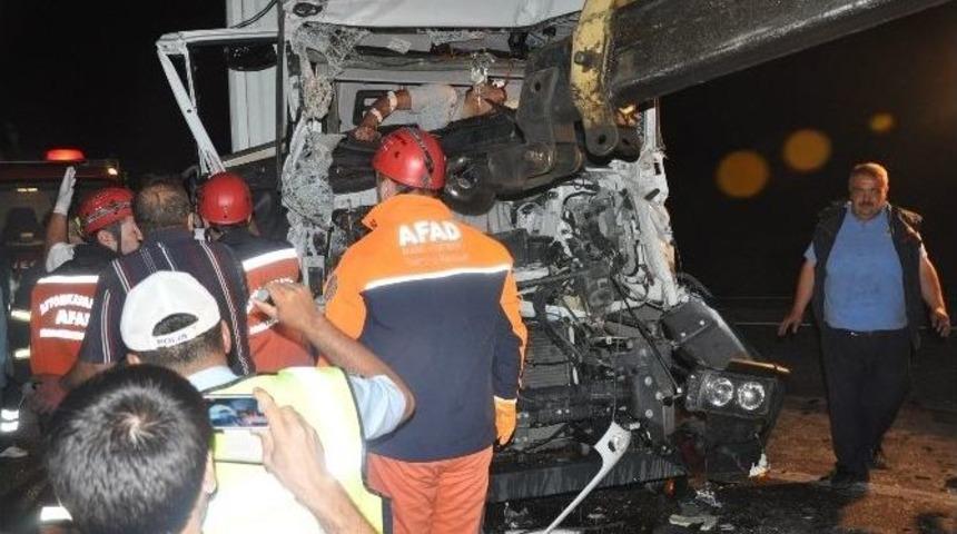 Afyonkarahisar'da 2 Kamyon &Ccedil;arpıştı: 2 Yaralı