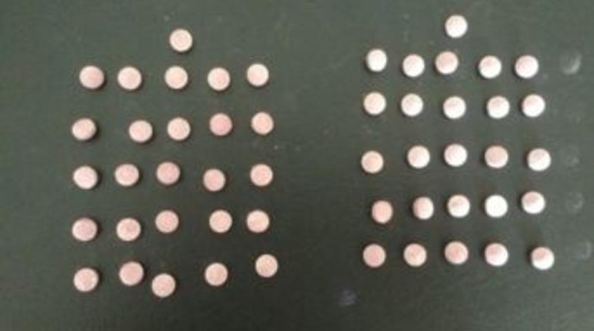 Polisin Ş&uuml;phelendiği Şahsın &Uuml;zerinden Uyuşturucu Hap &Ccedil;ıktı