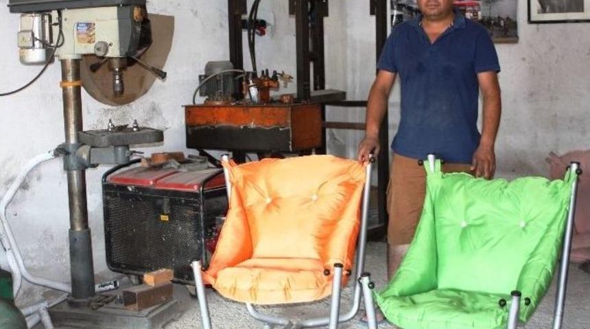 Kendi Tasarımı Olan Koltukların &Uuml;retimini Yapıyor