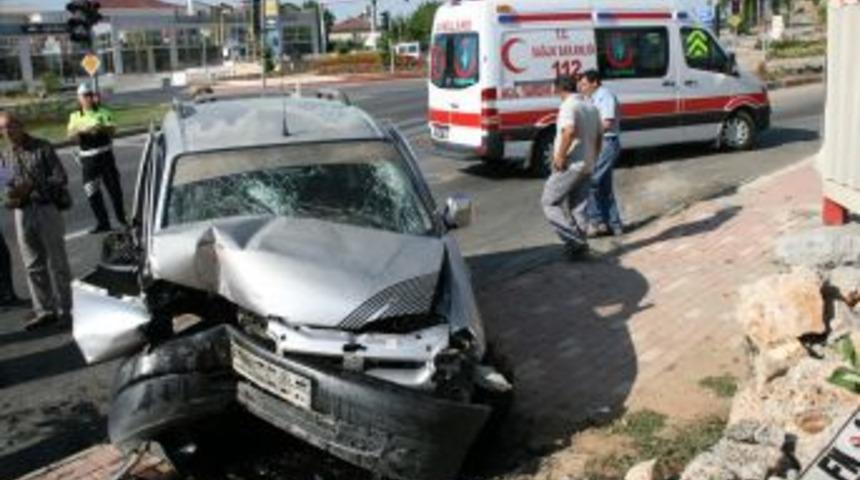 İşe giderken kaza yaptılar 2 si ağır 8 yaralı