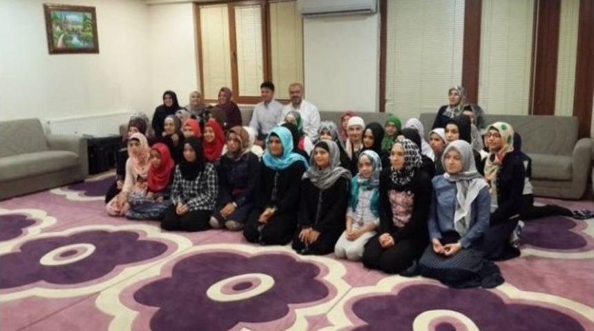 M&uuml;ft&uuml; Ay'dan Yurtdışından Gelen Kız &Ouml;ğrencilere Konferans