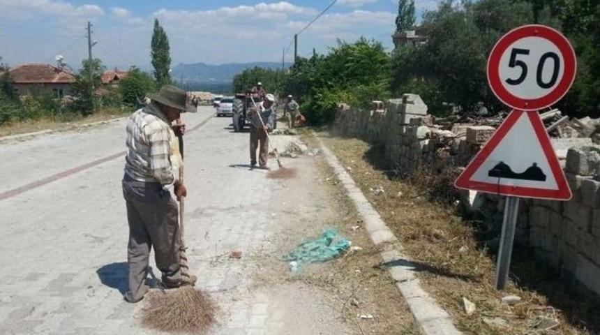 Honaz&rsquo;da Yabani Otlar Temizleniyor