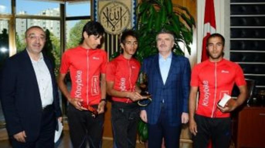 İranlı Bisiklet&ccedil;iler Başkan Aky&uuml;rek&rsquo;i Ziyaret Etti