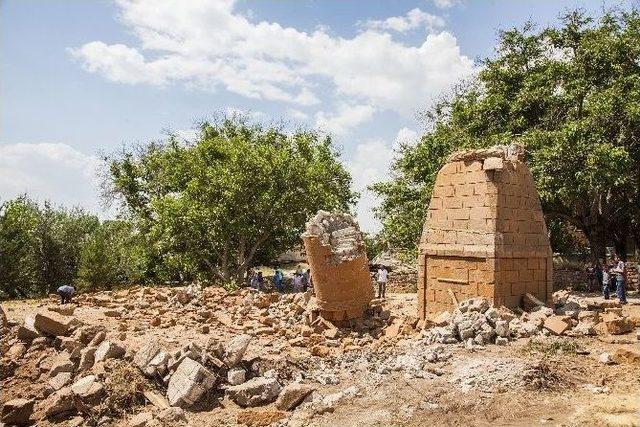 Ahlat’ta 61 Yıllık Minare Yıkıldı