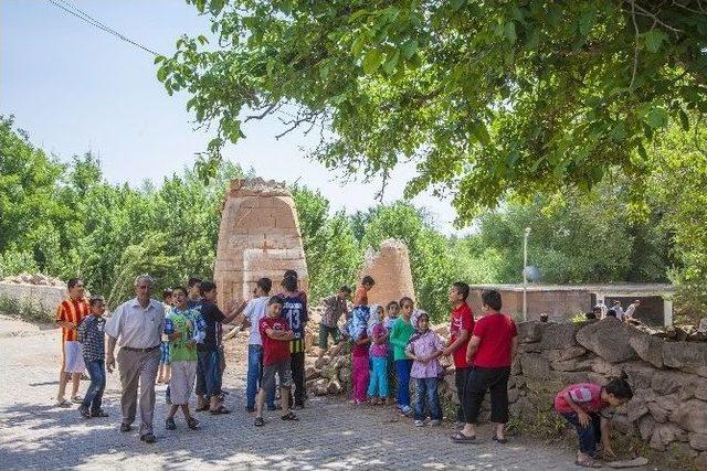 Ahlat’ta 61 Yıllık Minare Yıkıldı