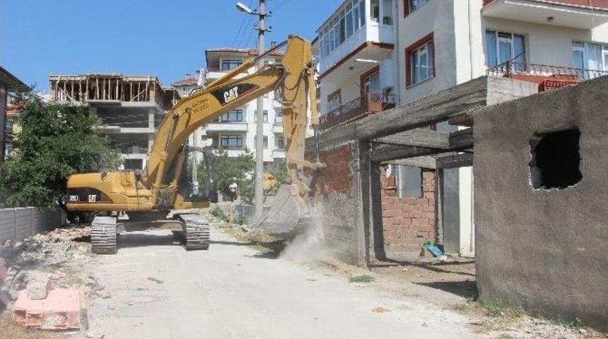 Atıl Binalar Ve Duvarlar Yıkılıyor