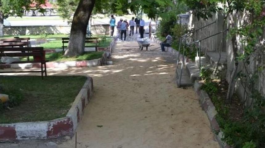 K&ouml;pr&uuml;l&uuml; Mehmet Paşa Camii Girişine Yeni Parke Taşı