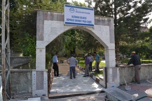 Köprülü Mehmet Paşa Camii Girişine Yeni Parke Taşı