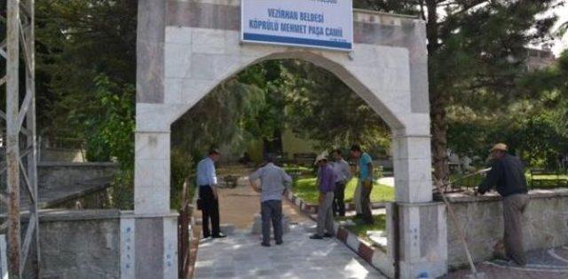 Köprülü Mehmet Paşa Camii Girişine Yeni Parke Taşı