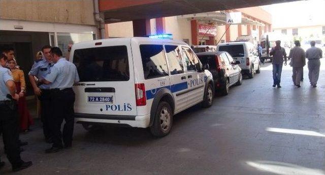 Hastaneye Götürülmek İstenen Hasta İki Polisi Bıçakladı