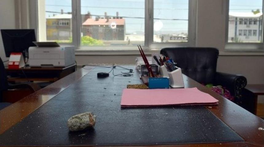 Van&rsquo;da &Ouml;zalp Kaymakamlığı Ve Adliyeye Molotoflu Saldırı