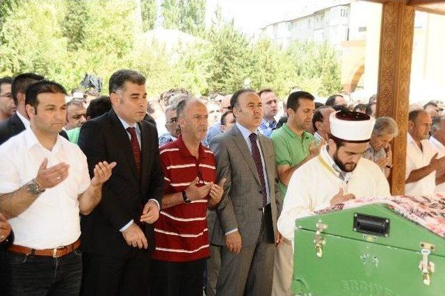 Gazeteci Bindesen’in Ablası Toprağa Verildi 2