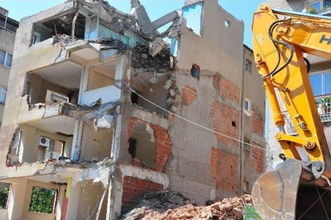 Yan Yatan Binayı İş Makinesine Bağladılar