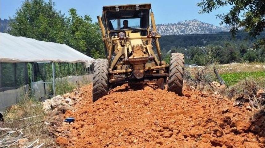 Erdemli&rsquo;de Uzak Mahallelerde Yol &Ccedil;alışmaları Devam Ediyor