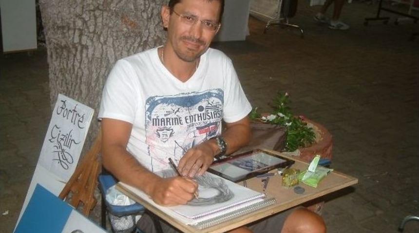 Karakalem Portre Resim &Ccedil;izerek Para Kazanıyor