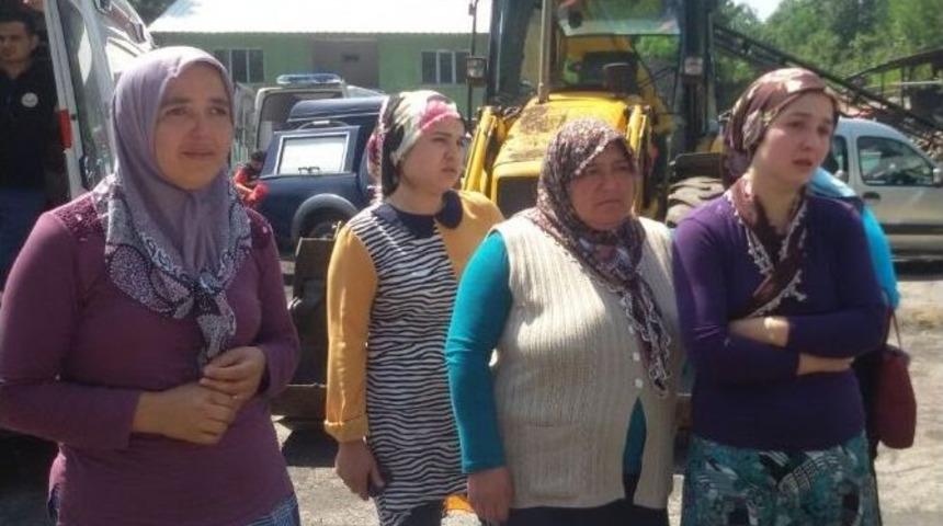 Maden Ocağı &Ouml;n&uuml;nde Ailelerin Endişeli Bekleyişi S&uuml;r&uuml;yor