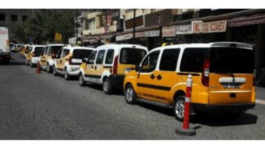 Taksiciler Korsan Taksicilere Karşı