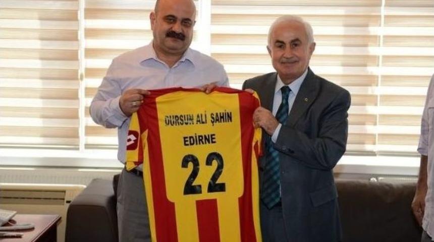 Edirne Valisi Şahin&rsquo;e İsminin Yazılı Olduğu Forma Hediye Edildi