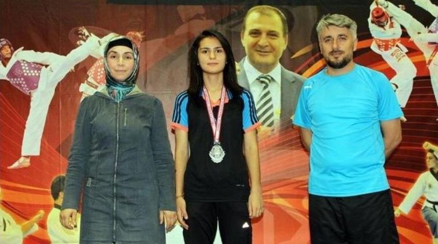 Yozgatlı Tekvandocu Ayşen G&uuml;ls&uuml;m Altan Milli Takım Se&ccedil;melerine Hazırlanıyor
