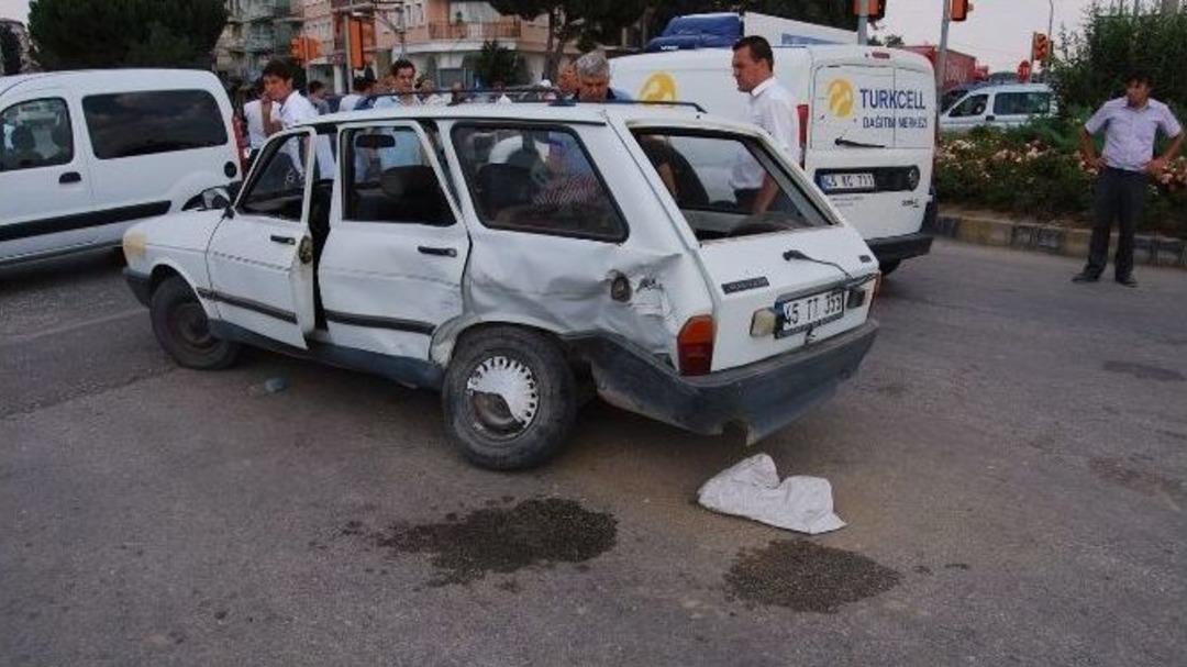 Kavşakta Kaza: &Uuml;&ccedil; Yaralı