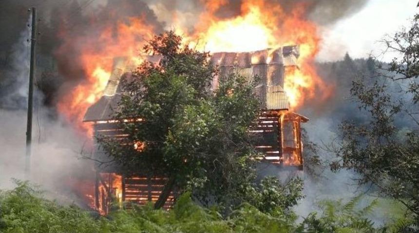 Bah&ccedil;edeki Otlar Yakılırken Alevler Eve Sı&ccedil;radı