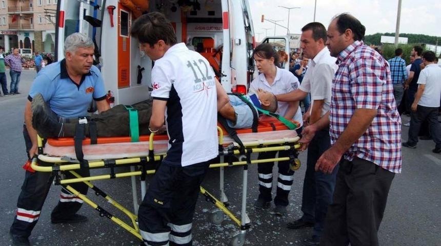 Kula'da Trafik Kazası: 3 Yaralı