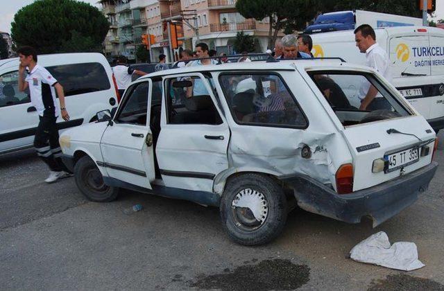 Kula'da Trafik Kazası: 3 Yaralı