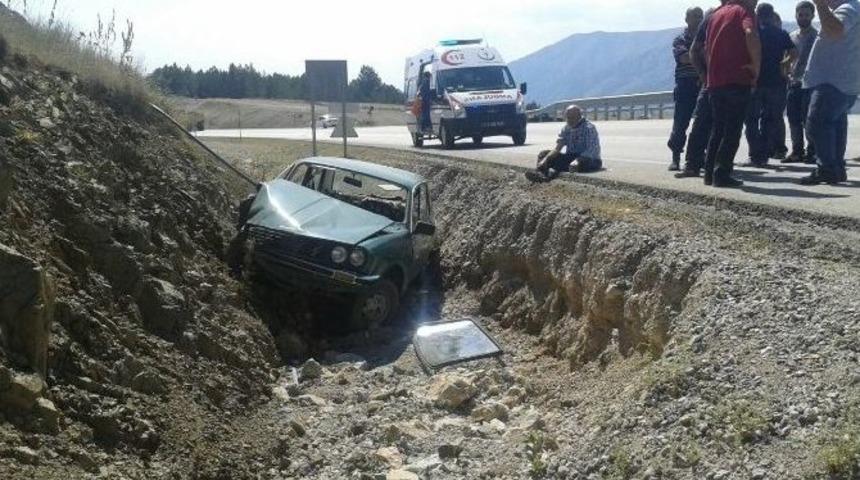 Virajı Alamayan Otomobil Şarampole U&ccedil;tu: 2 Yaralı