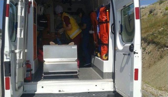 Virajı Alamayan Otomobil Şarampole U&ccedil;tu: 2 Yaralı 1