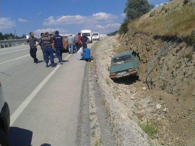 Virajı Alamayan Otomobil Şarampole U&ccedil;tu: 2 Yaralı 2