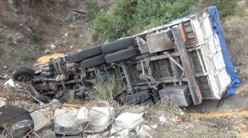 Hatay&rsquo;da Freni Patlayan Mısır Y&uuml;kl&uuml; Kamyon Şarampole Yuvarlandı: 1 Yaralı