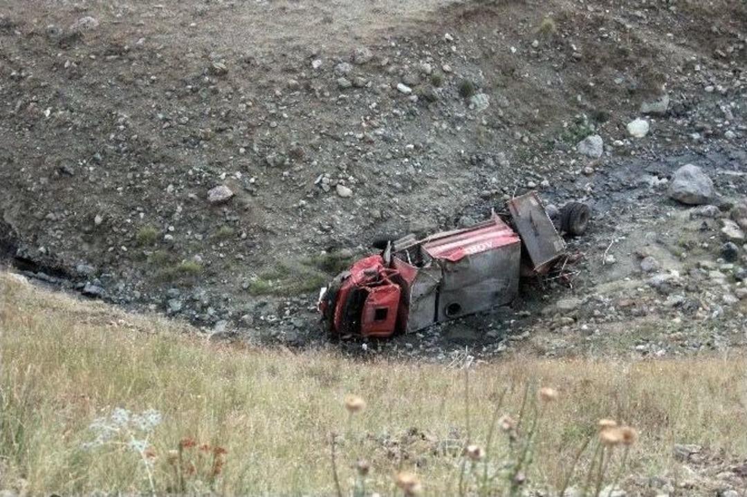 İtfaiye Aracı Şarampole Yuvarlandı: 3 &Ouml;l&uuml;