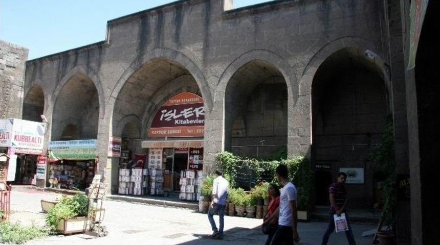 Sahabiye Medresesi Esnaflarından Başkan &Ouml;zhaseki&rsquo;ye Teşekk&uuml;r