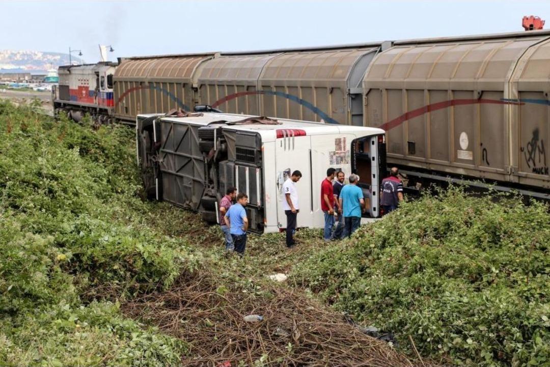 Samsun'da Yolcu Otob&uuml;s&uuml; Hemzemin Ge&ccedil;ide Devrildi: 29 Yaralı