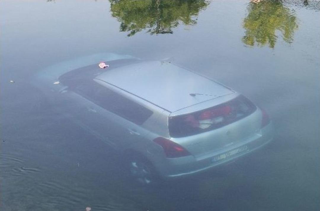 (&ouml;zel Haber) Aracıyla Kanala U&ccedil;an Gen&ccedil; Kız Y&uuml;zerek Kurtuldu