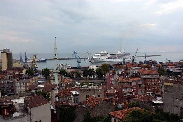 Bahama Bandıralı “seven Seas Mariner” İsimli Kruvaziyer Yolcu Gemisi Trabzon’da