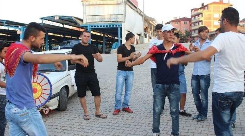 Asker Adayı Gen&ccedil;ler Teyyare Meydanında Halaylarla Eğlendi