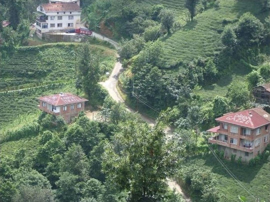 İsrail&rsquo;e Tepkilerini Evlerinin &Ccedil;atılarına Yazdılar