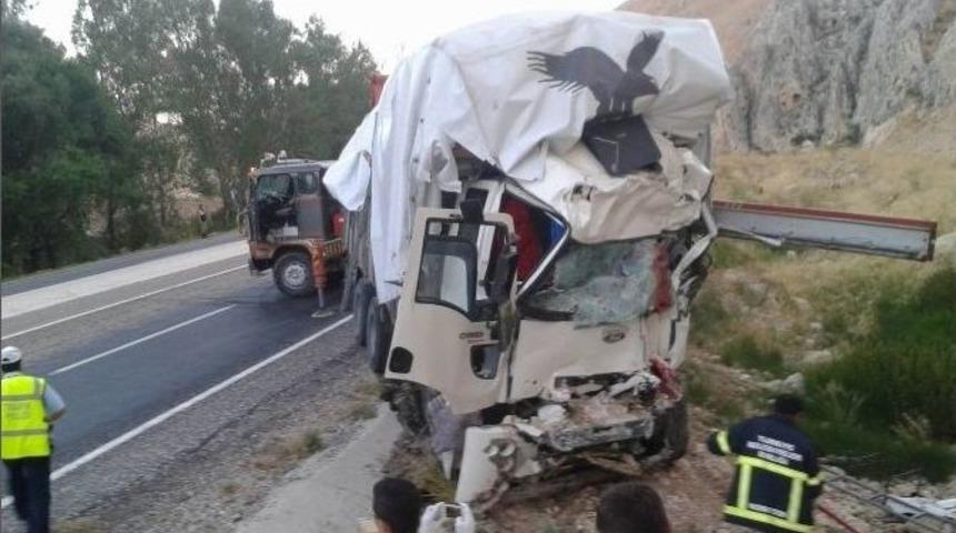 Sivas&rsquo;ta Kamyon Bariyerlere &Ccedil;arptı: 2 &Ouml;l&uuml;
