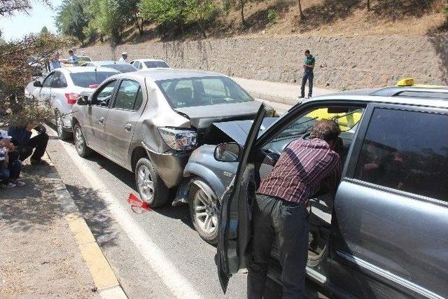 Cenaze Konvoyunda Zincirleme Kaza: 5 Yaralı