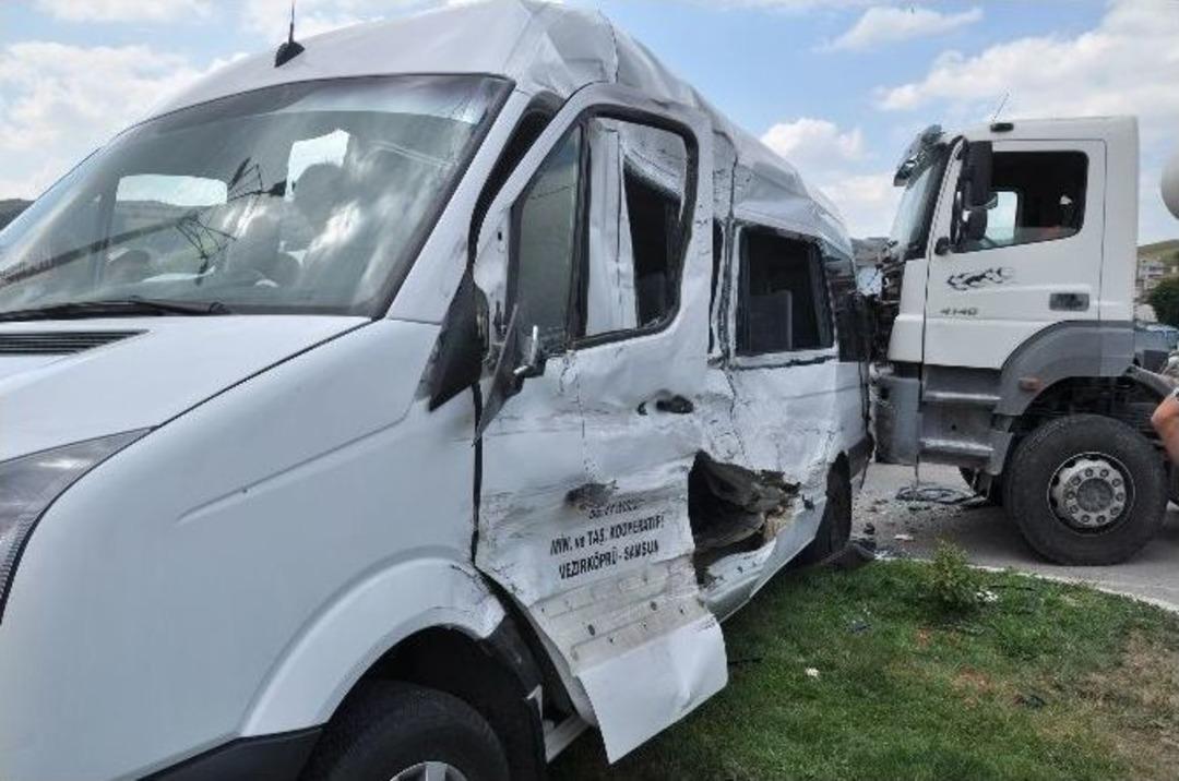 Beton Mikseri İle Yolcu Minib&uuml;s&uuml; &Ccedil;arpıştı: 14 Yaralı